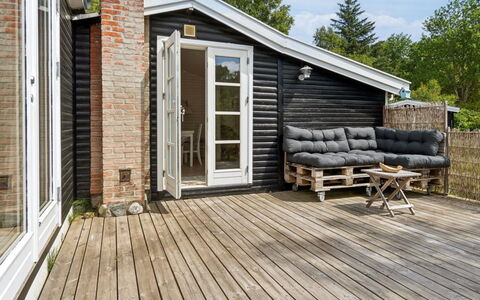 Nis - 1.4Km from the Sea: Hout, Deur, Huis, Verblijf, Dek, Veranda, Buitenmeubels, Hardwood, Siding, Plank