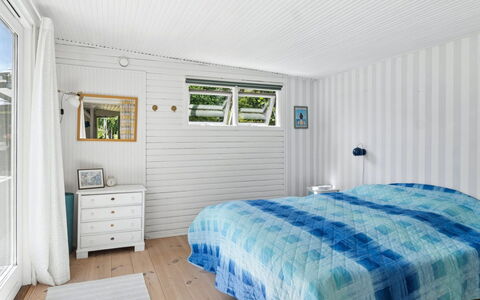 Nis - 1.4Km from the Sea: Hout, Plafond, Interieur Ontwerp, Slaapkamer, Flooring, Verdieping, Huis, Laken, Bedding, Bed
