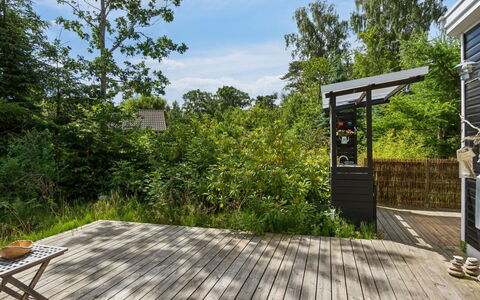 Nis - 1.4Km from the Sea: Hout, Houten Vloer, Hardwood, Land Lot, Dek, Plank, Beits, Tuin, Schaduw, Backyard