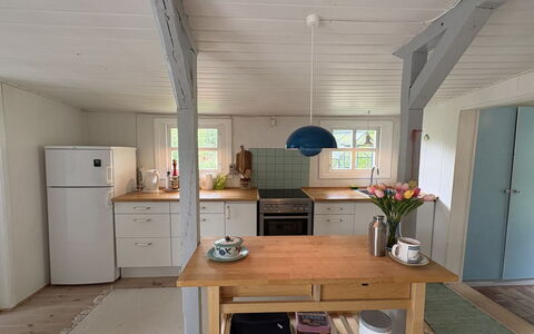 Nis - 1.4Km from the Sea: Meubilair, Flooring, Interieur Ontwerp, Verdieping, Countertop, Keuken, Hout, Plafond, Lichte Inrichting, Cabinetry