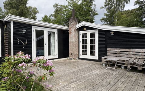 Nis - 1.4Km from the Sea: Deur, Huis, Verblijf, Siding, Werf, Backyard, Garden Gebouwen, Dek, Buitenmeubels, Veranda