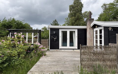 Nis - 1.4Km from the Sea: Hout, Huis, Huis, Deur, Verblijf, Dak, Siding, Tuin, Garden Gebouwen, Backyard