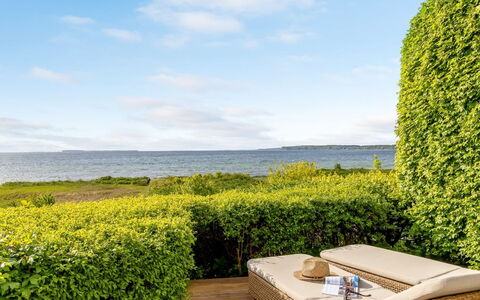 Femija - 50M from the Sea: Groen, Horizon, Zee, Kust En Oceanic Landvormen, Oceaan, Kust, Buitenmeubels, Kust, Haag, Schaduw