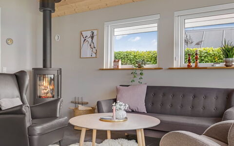 Femija - 50M from the Sea: Meubilair, Interieur Ontwerp, Flooring, Hout, Verdieping, Woonkamer, Huis, Verlichting, Kamer, Houten Vloer