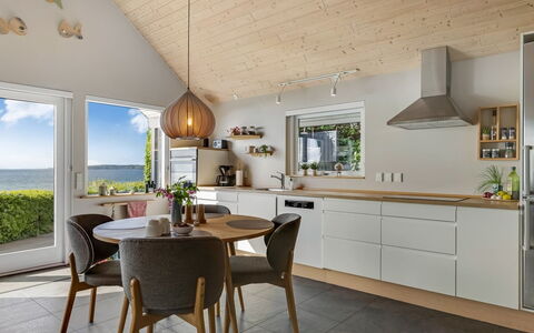 Femija - 50M from the Sea: Meubilair, Flooring, Interieur Ontwerp, Hout, Plafond, Verdieping, Keuken, Countertop, Lichte Inrichting, Huis