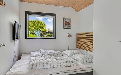 Femija - 50M from the Sea: Muur, Hout, Interieur Ontwerp, Huis, Slaapkamer, Verdieping, Bed, Kamer, Plafond, Bedding