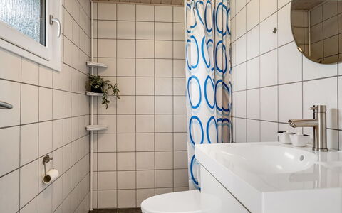 Melisande - from the Sea: Loodgieterswerkinrichting, Muur, Flooring, Interieur Ontwerp, Badkamer, Verdieping, Wc Bril, Toilet, Wastafel, Wastafel In De Badkamer