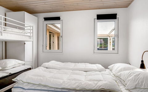 Melisande - from the Sea: Hout, Interieur Ontwerp, Slaapkamer, Verdieping, Meubilair, Bed, Plafond, Kamer, Bedding, Laken