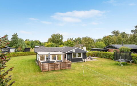 Melisande - from the Sea: Huis, Huis, Verblijf, Gazon, Tuin, Landgoed, Schaduw, Werf, Boerderij, Landscaping