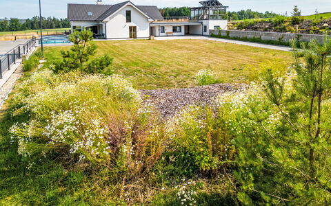 Dačice 100: Tuin, Landgoed, Landscaping, Gazon, Boerderij, Cumulus, Meteorologisch Verschijnsel, Boerderij, Oprit, Villa