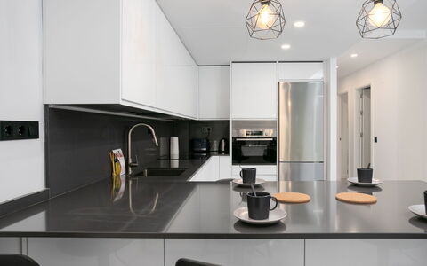 Ca Maestral: Keuken, Countertop, Interieur Ontwerp, Toestel Van De Keuken, Lichte Inrichting, Muur, Meubilair, Plafond, Flooring, Hout