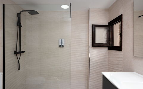 Ca Maestral: Loodgieterswerkinrichting, Badkamer, Interieur Ontwerp, Flooring, Loodgieter, Verdieping, Tegel, Kraan, Bad