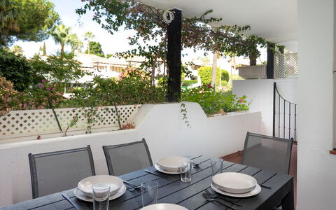 Ca Maestral: Meubilair, Flooring, Stoel, Tafel, Verdieping, Keuken En Eettafel, Schaduw, Buitenmeubels, Buitentafel, Balkon