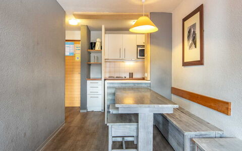 Le Borsat 4: Interieur Ontwerp, Flooring, Verdieping, Plafond, Appartement, Schaduw, Stoel, Lichte Inrichting, Lamp, Kamerplant