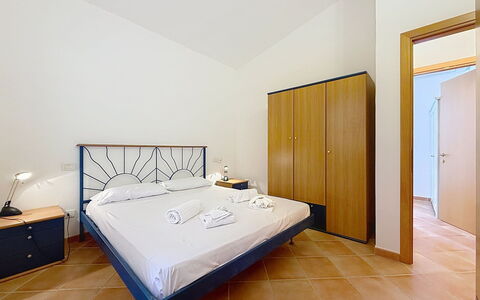 Villa del Mare: Interieur Ontwerp, Flooring, Verdieping, Plafond, Appartement, Schaduw, Stoel, Lichte Inrichting, Lamp, Kamerplant