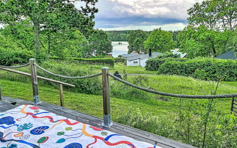 Sjöarpstugan: Tuin, Schaduw, Gazon, Backyard, Werf, Landscaping, Park, Hek, Buitenmeubels, Home Schermen