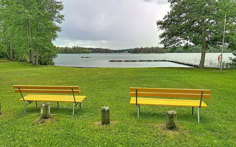 Sjöarpstugan: Openluchtbank, Gras, Bank, Natuurlijk Landschap, Meubilair, Buitenmeubels, Bank, Park, Groundcover