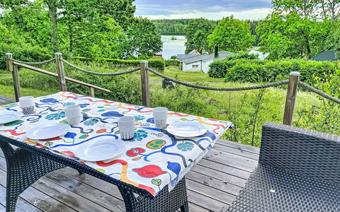 Sjöarpstugan: Meubilair, Buitenmeubels, Tafel, Stoel, Buitentafel, Keuken En Eettafel, Schaduw, Vrije Tijd, Tuin, Koffietafel