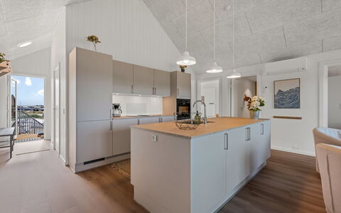 Ila - 350M from the Sea: Keuken, Flooring, Countertop, Hout, Plafond, Interieur Ontwerp, Verdieping, Lichte Inrichting, Toestel Van De Keuken, Cabinetry
