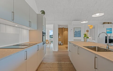 Ila - 350M from the Sea: Flooring, Keuken, Verdieping, Countertop, Hout, Plafond, Interieur Ontwerp, Toestel Van De Keuken, Lichte Inrichting, Meubilair