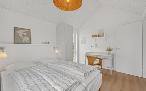 Ila - 350M from the Sea: Hout, Plafond, Interieur Ontwerp, Verdieping, Flooring, Slaapkamer, Meubilair, Bed, Bed Frame, Bedding