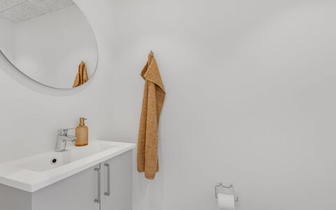 Ila - 350M from the Sea: Loodgieterswerkinrichting, Verdieping, Flooring, Loodgieter, Kraan, Badkamerkast, Wastafel, Wastafel In De Badkamer, Badkamer, Spiegel