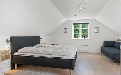 Stanko - 300M from the Sea: Hout, Slaapkamer, Bed, Flooring, Verdieping, Bedding, Bed Frame, Interieur Ontwerp, Laken, Houten Vloer