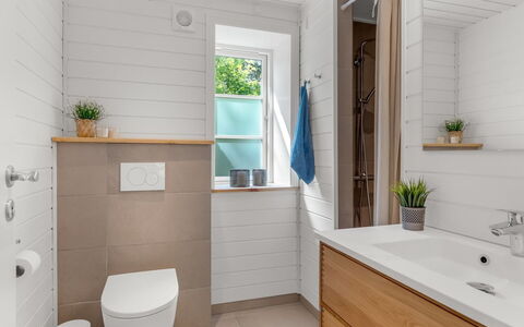 Stanko - 300M from the Sea: Flooring, Badkamer, Loodgieterswerkinrichting, Verdieping, Hout, Toilet, Interieur Ontwerp, Badkamerkast, Wastafel, Wc Bril