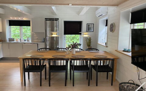Stanko - 300M from the Sea: Meubilair, Hout, Flooring, Interieur Ontwerp, Keuken En Eettafel, Tafel, Eetkamer, Stoel, Verdieping, Verlichting
