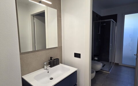 Villa Pineta della Rovere: Wastafel In De Badkamer, Loodgieterswerkinrichting, Wastafel, Verdieping, Badkamer, Flooring, Interieur Ontwerp, Loodgieter, Kraan, Badkamerkast