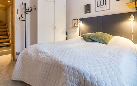 Luonnonrauha a: Bed, Meubilair, Interieur Ontwerp, Slaapkamer, Flooring, Verdieping, Muur, Laken, Hout, Bedding