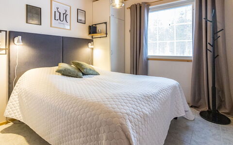 Luonnonrauha a: Bed, Slaapkamer, Interieur Ontwerp, Laken, Meubilair, Plafond, Bedding, Textiel, Linens, Verlichting