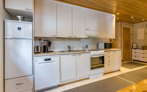 Luonnonrauha a: Keuken, Toestel Van De Keuken, Major Appliance, Countertop, Flooring, Hout, Cabinetry, Interieur Ontwerp, Plafond, Verdieping