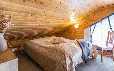 Luonnonrauha a: Hout, Interieur Ontwerp, Plafond, Slaapkamer, Verdieping, Meubilair, Flooring, Kamer, Verlichting, Bed