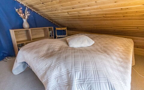 Luonnonrauha a: Slaapkamer, Flooring, Verdieping, Bed, Hout, Laken, Interieur Ontwerp, Bedding, Plafond, Meubilair