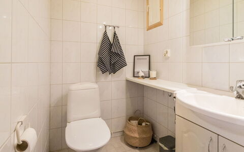 Luonnonrauha a: Wc Bril, Loodgieterswerkinrichting, Muur, Toilet, Badkamer, Flooring, Verdieping, Interieur Ontwerp, Wastafel In De Badkamer, Wastafel
