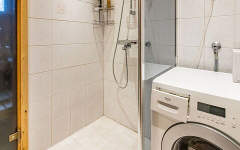 Luonnonrauha a: Flooring, Interieur Ontwerp, Verdieping, Loodgieterswerkinrichting, Wasmachine, Badkamer, Plafond, Kamer, Loodgieter, Verlichting