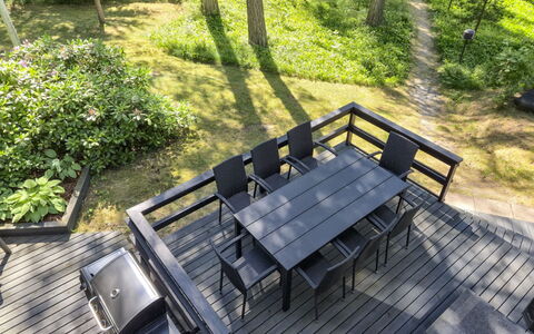 Rustholli17: Hout, Meubilair, Buitenmeubels, Buitentafel, Hardwood, Plank, Dek, Schaduw, Tuin, Boardwalk