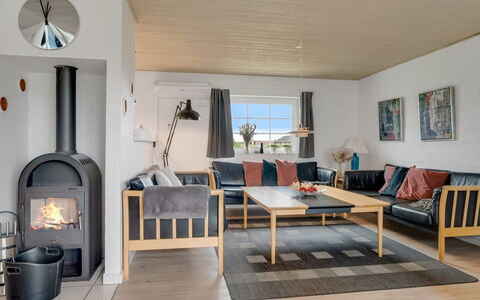 Hildegard - 50M from the Sea: Meubilair, Flooring, Interieur Ontwerp, Verdieping, Hout, Bankstel, Woonkamer, Plafond, Kamer, Stoel