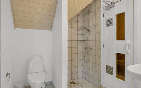 Hildegard - 50M from the Sea: Verdieping, Flooring, Loodgieterswerkinrichting, Muur, Hout, Interieur Ontwerp, Badkamer, Plafond, Toilet, Kamer