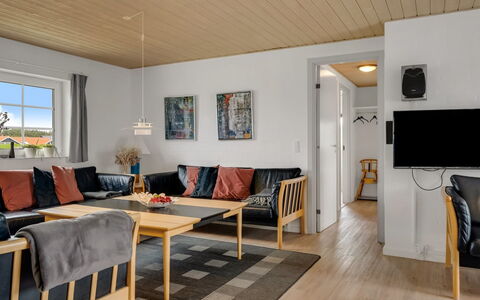 Hildegard - 50M from the Sea: Meubilair, Flooring, Hout, Interieur Ontwerp, Plafond, Verdieping, Kamer, Houten Vloer, Huis, Woonkamer