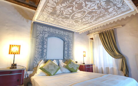 I Tre Camini: Interieur Ontwerp, Muur, Meubilair, Slaapkamer, Linens, Plafond, Laken, Textiel, Bed, Bedding