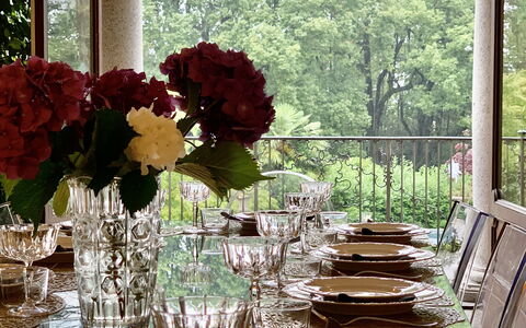 Flor Grand Lake Villa: Meubilair, Tafel, Interieur Ontwerp, Tableware, Eetkamer, Glaswerk, Textiel, Stoel, Tafelkleed