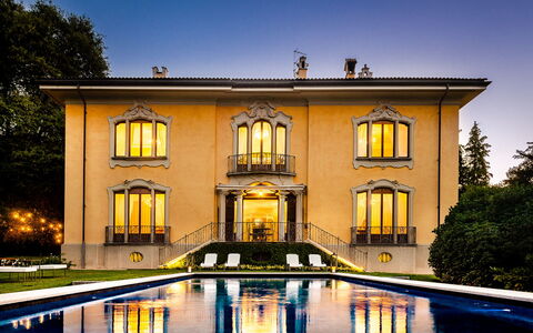 Flor Grand Lake Villa: Facade, Architectuur, Huis, Landgoed, Herenhuis, Villa, Gieten, Balkon, Reflectie, Historisch Huis