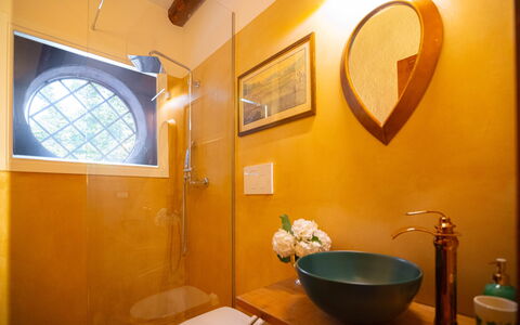 Villa Veneta - Historic Villa in the Prosecco Hill: Muur, Geel, Interieur Ontwerp, Loodgieterswerkinrichting, Oranje, Flooring, Verlichting, Verdieping, Bruin, Badkamer
