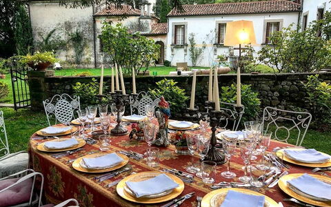 Villa Veneta - Historic Villa in the Prosecco Hill: Tafelkleed, Tableware, Tafel, Meubilair, Serveware, Drinkware, Dishware, Glaswerk, Linens, Eetkamer