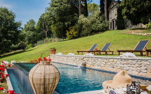 Villa Veneta - Historic Villa in the Prosecco Hill: Zwembad, Tuin, Buitenmeubels, Landscaping, Toevlucht, Flagstone, Waterpartij, Backyard, Landgoed, Schaduw