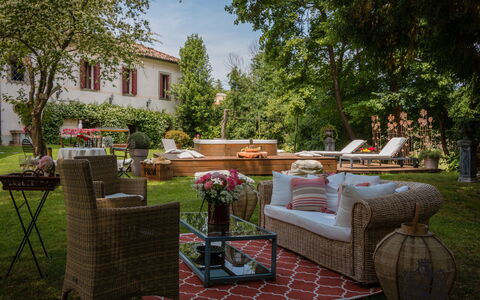 Villa Veneta - Historic Villa in the Prosecco Hill: Meubilair, Tafel, Buitenmeubels, Stoel, Tuin, Buitentafel, Schaduw, Backyard, Werf, Koffietafel