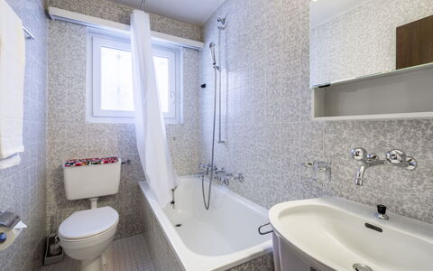 Via Sulten 12: Badkamer, Loodgieterswerkinrichting, Wastafel In De Badkamer, Flooring, Interieur Ontwerp, Verdieping, Wastafel, Bad, Kraan, Loodgieter