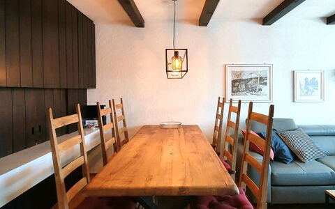 Via Sulten 12: Meubilair, Interieur Ontwerp, Flooring, Muur, Verdieping, Hout, Tafel, Plafond, Stoel, Keuken En Eettafel